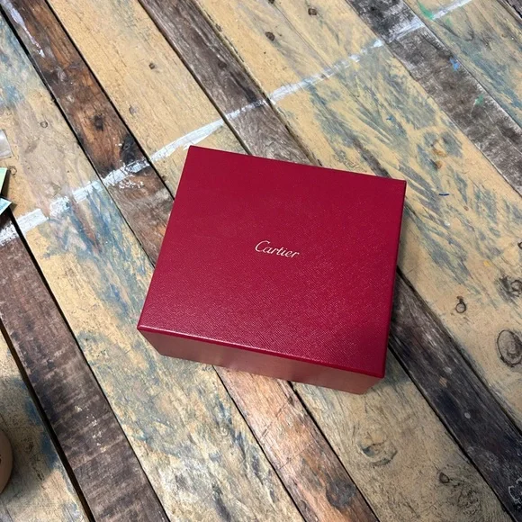 Cartier Elegant Red Jewelry Box with Gold Detailing - Picture 5 of 5